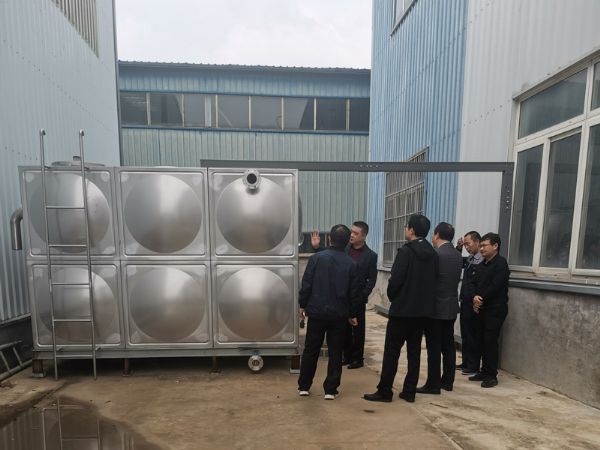 濟(jì)寧職業(yè)技術(shù)學(xué)院機(jī)電工程系教師及校領(lǐng)導(dǎo)，協(xié)同鎮(zhèn)領(lǐng)導(dǎo)來(lái)廠(chǎng)考察合作